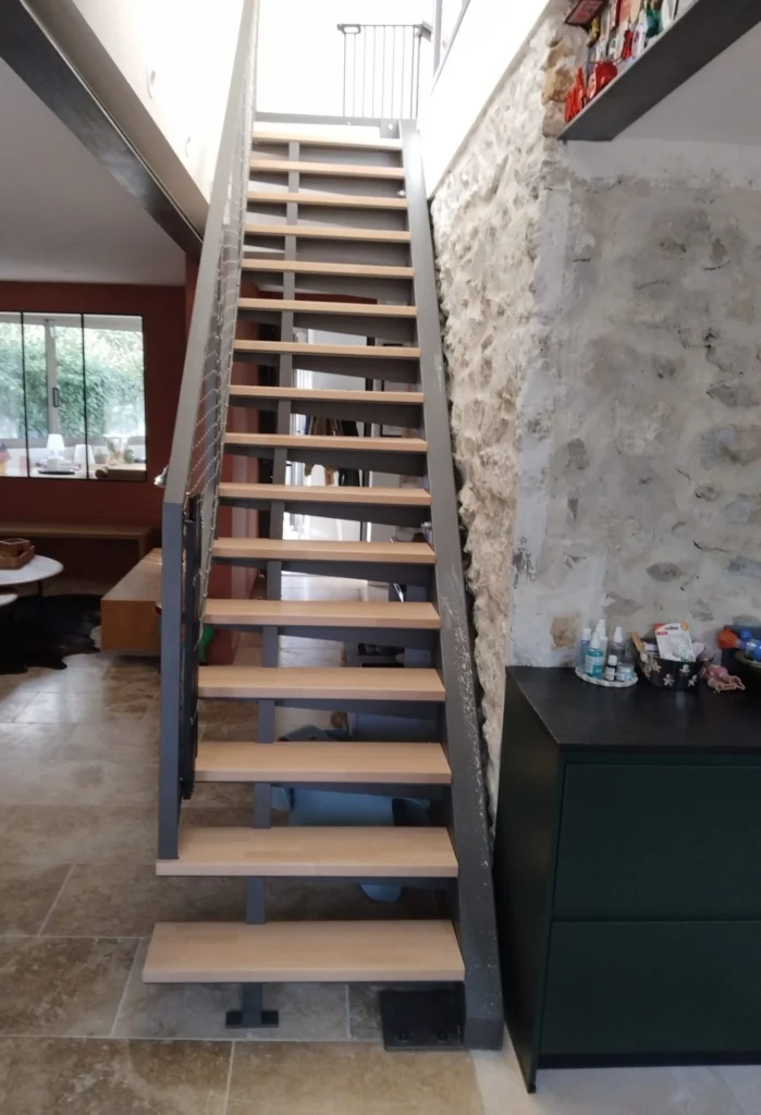 Escalier droit en acier et bois vu de face, garde-corps à câbles