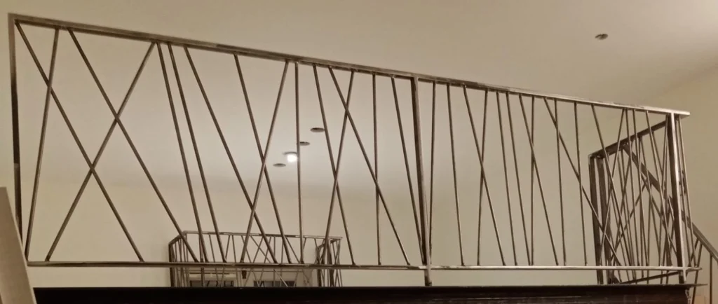 Garde-corps de mezzanine en acier à barreaux obliques, motif géométrique