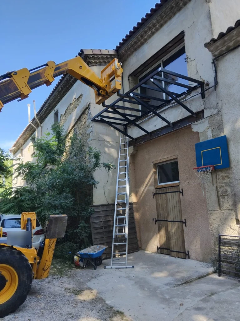 Pose de l’ossature d’un balcon en acier au chariot télescopique, par Pro Menuiserie Soudure, métallerie à Montpellier