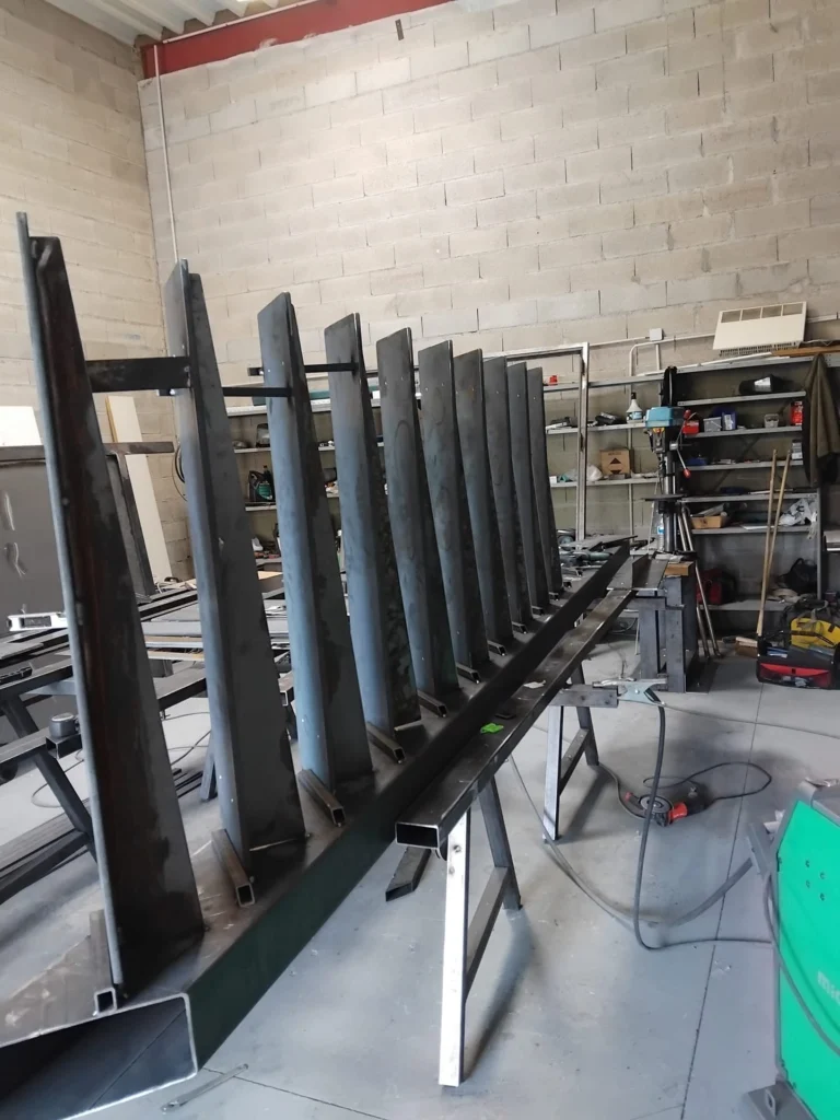 Profilés en acier en cours d’assemblage dans l’atelier