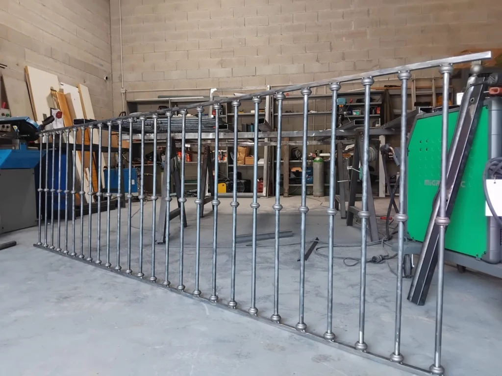 Garde-corps à barreaux en acier assemblé dans mon atelier, avant finition
