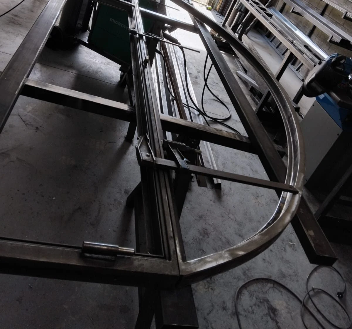 Pièce en acier cintrée en cours de fabrication dans l’atelier