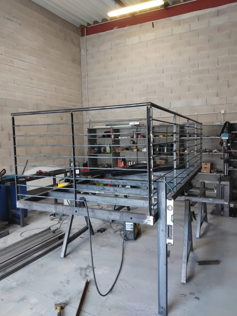 Structure en acier avec garde-corps à lisses en fabrication dans l’atelier