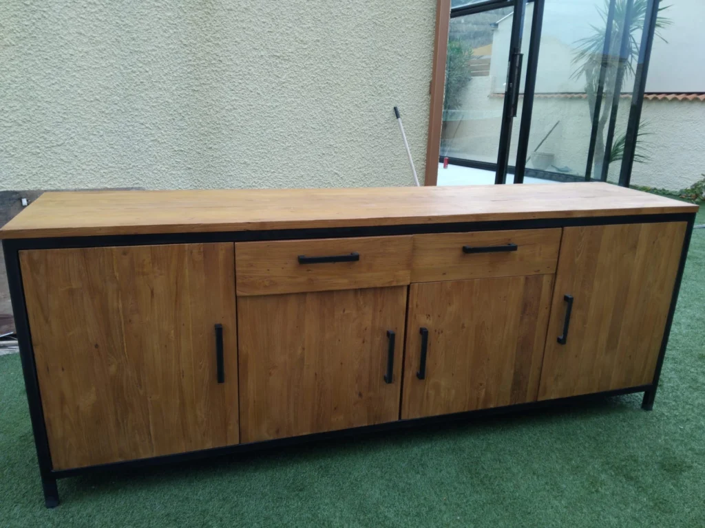 Buffet sur mesure, structure en acier noir, façades et plateau en bois